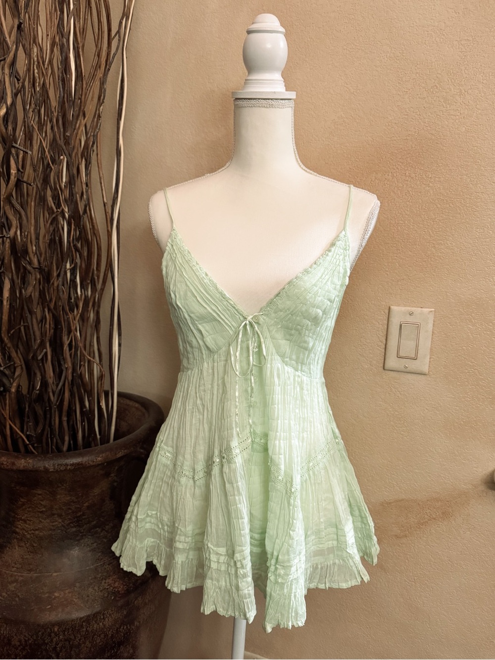 Kimchi Blue Tara Embroidered Cotton Babydoll Cami in Green EUC


🚭 No pets
